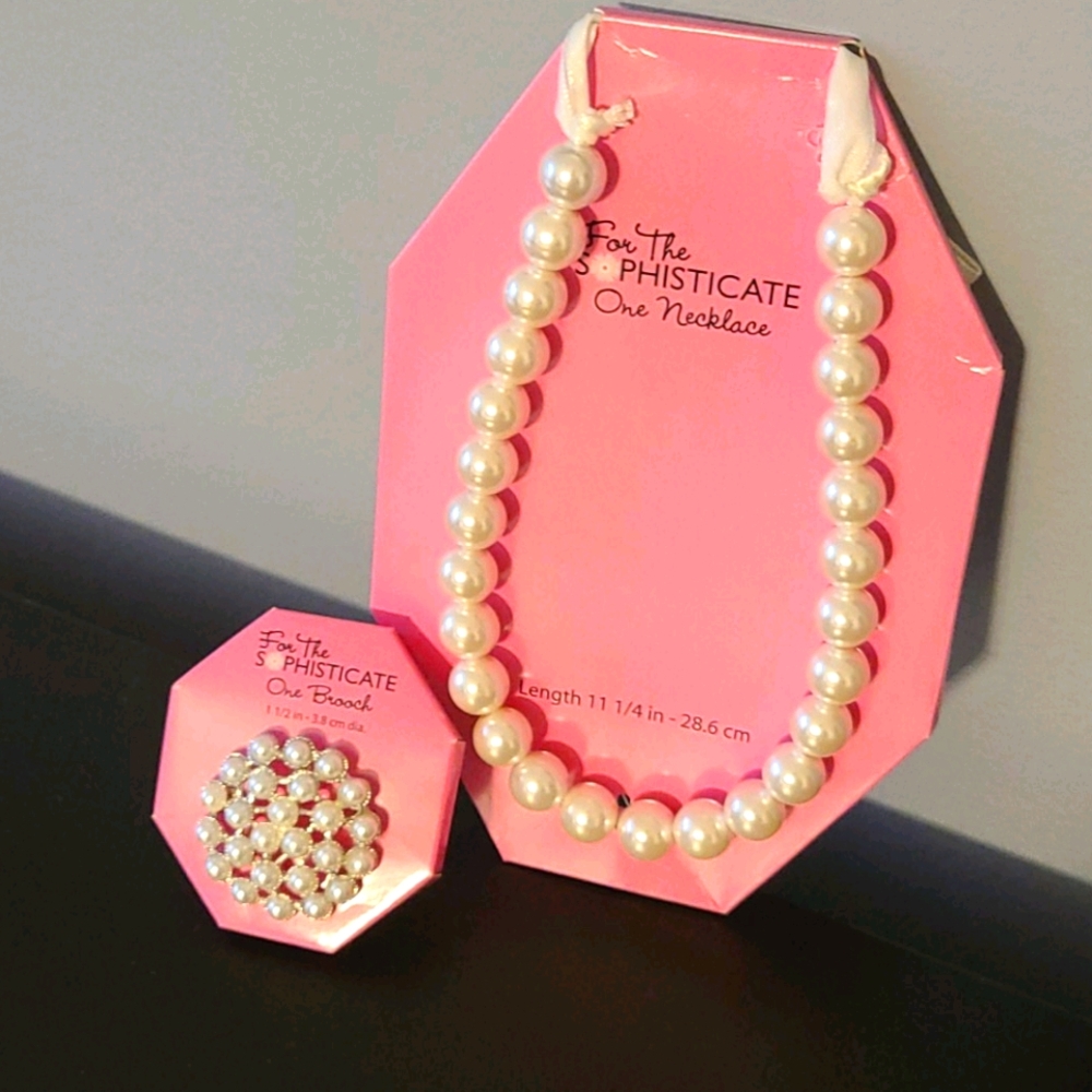 White faux pearl necklace and brooch